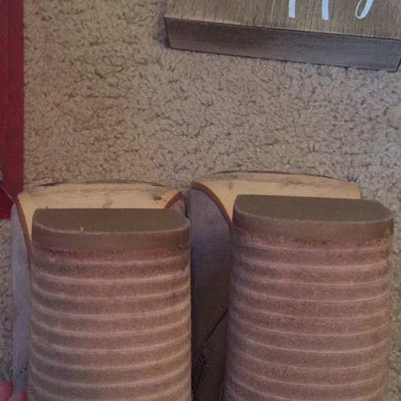 Carlos Santana Grey/Taupe suede peep toe booties - Picture 5 of 6